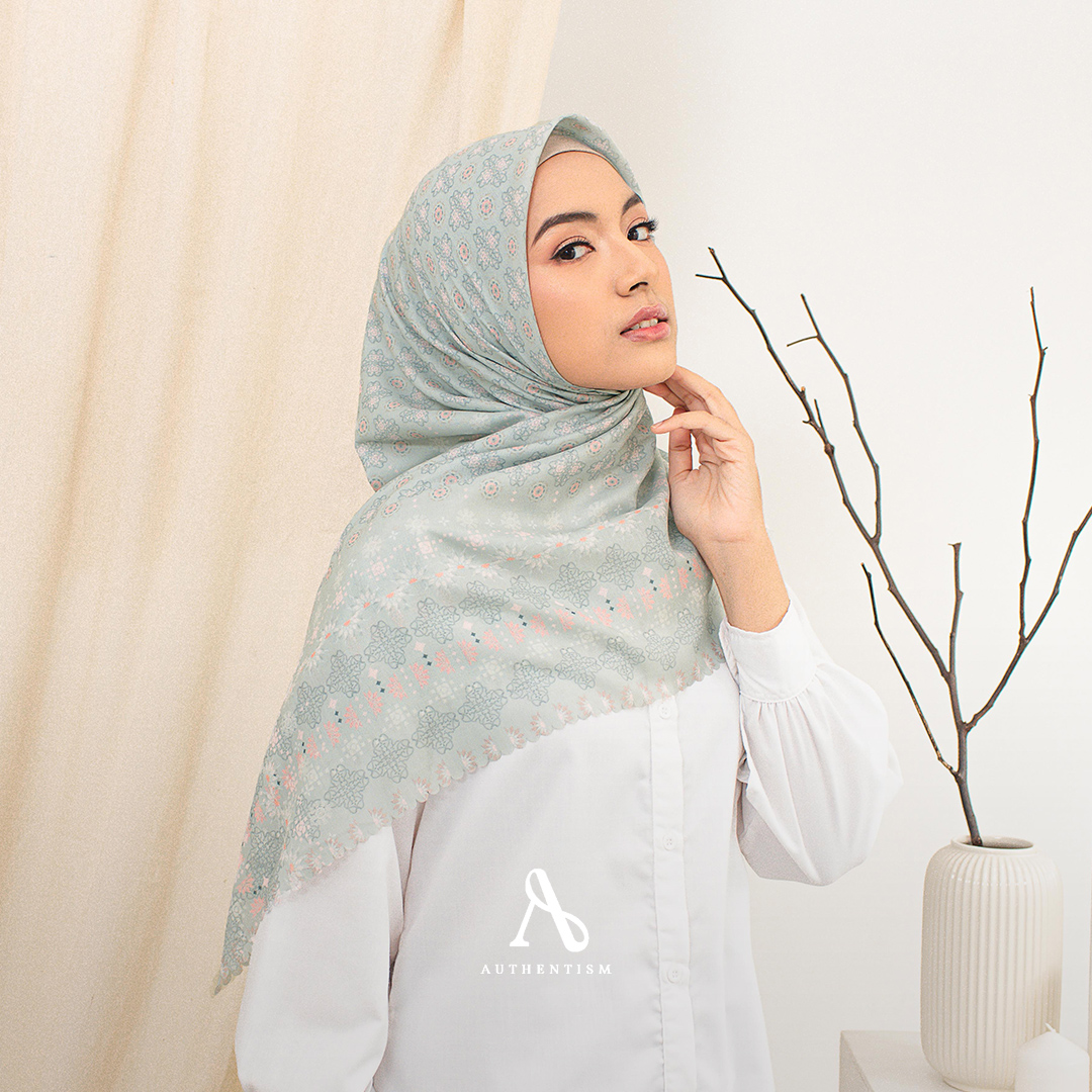 Soft Elegance: The Allure of a Pale Scarf插图4